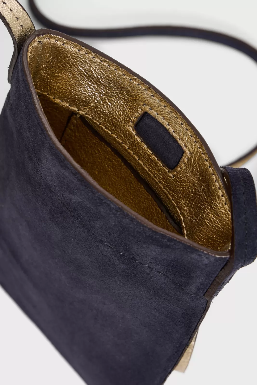 Gerard Darel Porte téléphone en cuir velours intérieur"])self.__next_f.push([1," métallisé - LADYPHONE