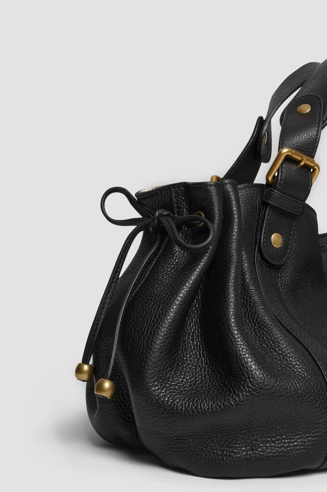 Gerard Darel Sac à mai"])self.__next_f.push([1,"n en cuir grainé intérieur métallisé - 24H